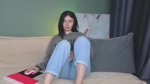 Snapshot of charlotte_daly chatting on 09.25.25 Charlotte online show from 09.25.25