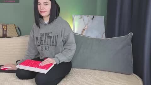 Snapshot of charlotte_daly chatting on 10.03.25 Charlotte online show from 10.03.25