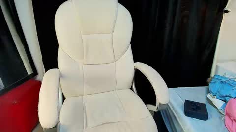 Snapshot of charlotte_walker1 chatting on 09.10.25 charlotte_walker1 online show from 09.10.25