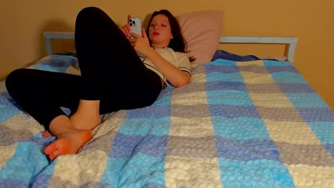 Snapshot of charmingkatie chatting on 10.25.25 katie online show from 10.25.25