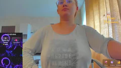 Snapshot of cherry_pie_69 chatting on 10.28.25 mayra online show from 10.28.25