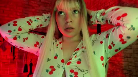 Snapshot of cherry_xoxx chatting on 10.24.25 online show from 10.24.25