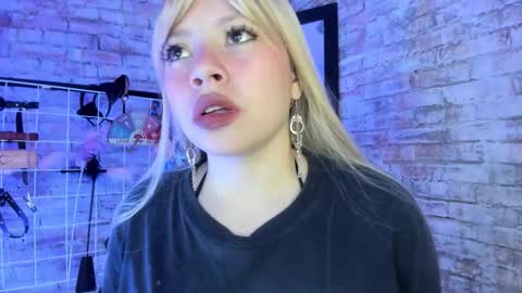 Snapshot of cherry_xoxx chatting on 11.03.25 online show from 11.03.25