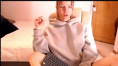 Snapshot of cherrycoloured chatting on 11.20.25 Anna online show from 11.20.25