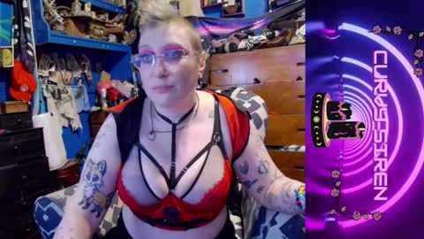 Snapshot of chiaroscurosiren chatting on 12.17.25 CurvySiren online show from 12.17.25