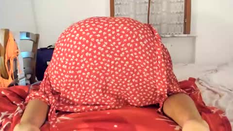 Snapshot of chillwithcamii chatting on 09.12.25 yoursensualparadise online show from 09.12.25