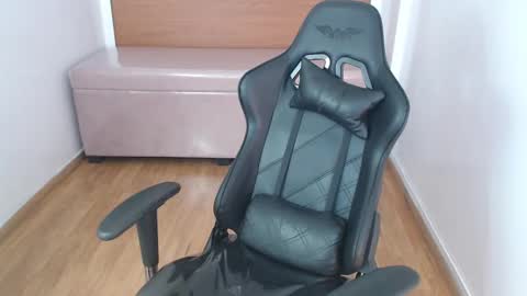 Snapshot of chinatsu_t chatting on 03.05.25 Kelly online show from 03.05.25