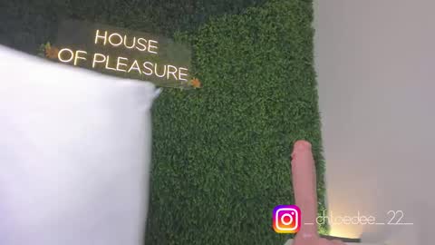 Snapshot of chloe_dee_ chatting on 09.22.25 Chloe online show from 09.22.25