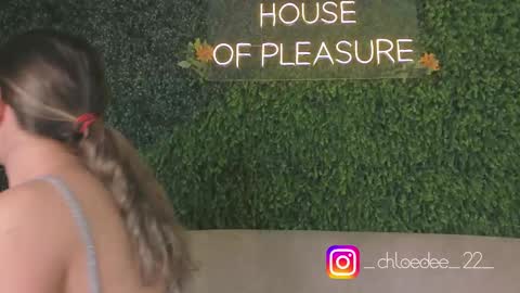 Snapshot of chloe_dee_ chatting on 10.06.25 Chloe online show from 10.06.25