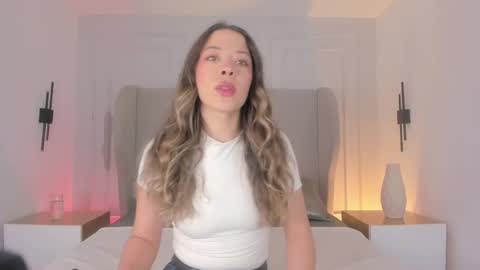 Snapshot of chloe_dee_ chatting on 11.18.25 Chloe online show from 11.18.25