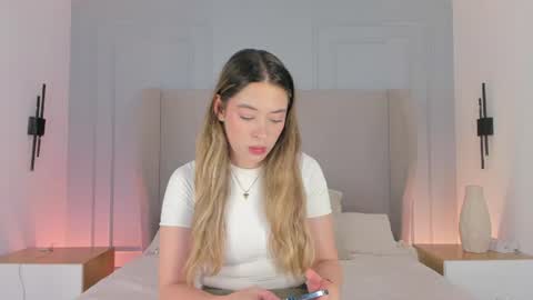 Snapshot of chloe_dee_ chatting on 06.16.26 Chloe online show from 06.16.26