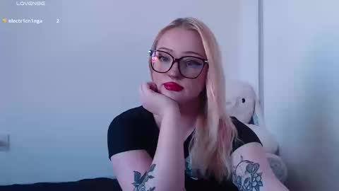 Chloe Levine online show from 09.12.25