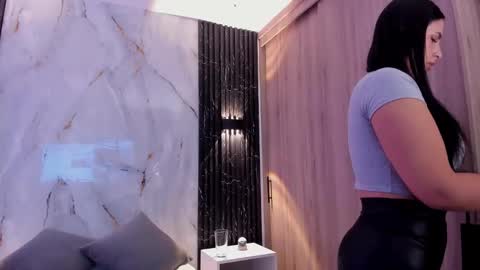 Snapshot of chloe_toms chatting on 10.14.25 chloe online show from 10.14.25