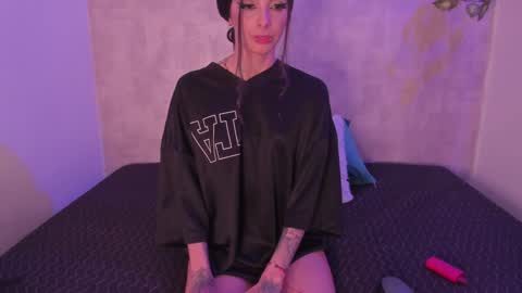 Snapshot of chloeaddamss chatting on 01.30.25 3 online show from 01.30.25