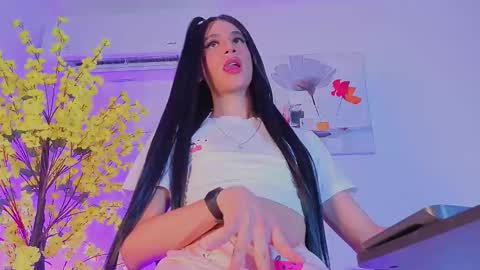 Im Chloe    independent account      online show from 10.27.25