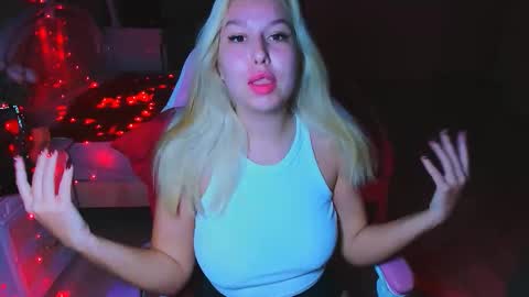 ChloeRicci online show from 10.18.25