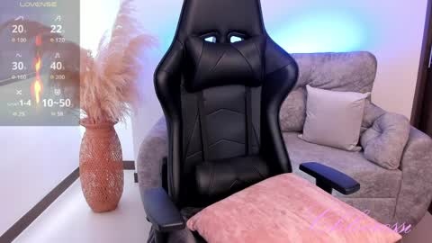 Laura online show from 04.10.26