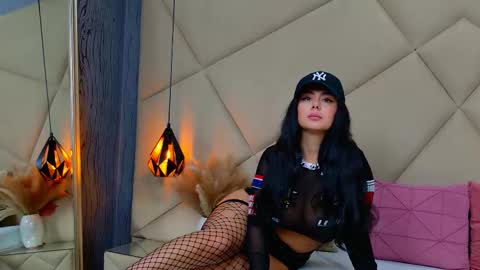 Snapshot of chloevee chatting on 10.03.25 Chloe Vee online show from 10.03.25