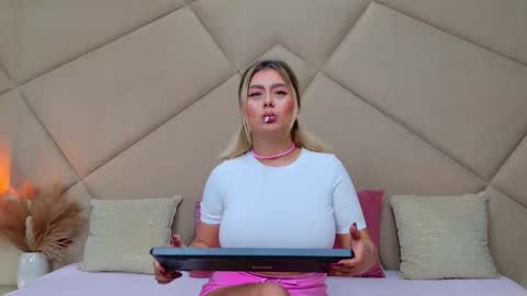 Snapshot of chloevee chatting on 10.29.25 Chloe Vee online show from 10.29.25