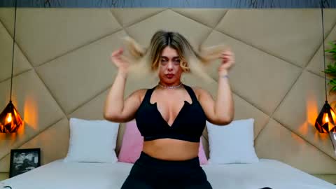 Chloe Vee online show from 04.20.26