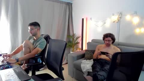 Im Chirs IM MODEL INDEPENDT online show from 03.12.25