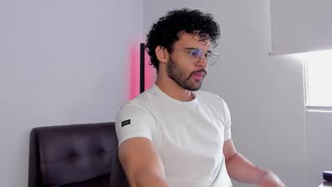 Im Chirs IM MODEL INDEPENDT online show from 09.10.25