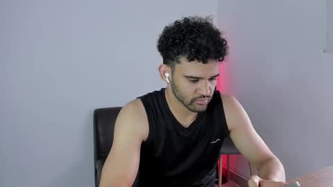 Im Chirs IM MODEL INDEPENDT online show from 09.24.25