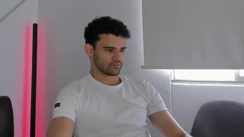 Im Chirs IM MODEL INDEPENDT online show from 10.06.25