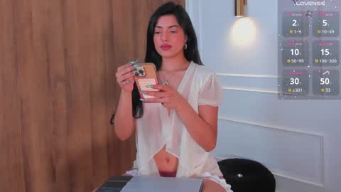 Snapshot of chrishell_ chatting on 01.08.25 Chrishell online show from 01.08.25