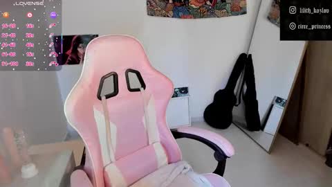 Snapshot of circe_l chatting on 11.24.25 Paulina online show from 11.24.25