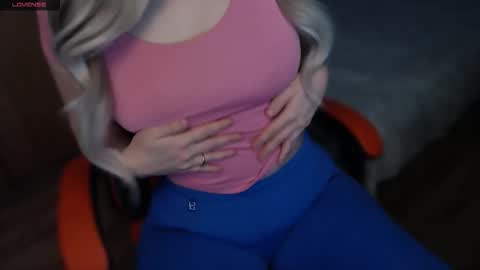 Snapshot of cirilla_akerman chatting on 02.12.26 Ciri online show from 02.12.26