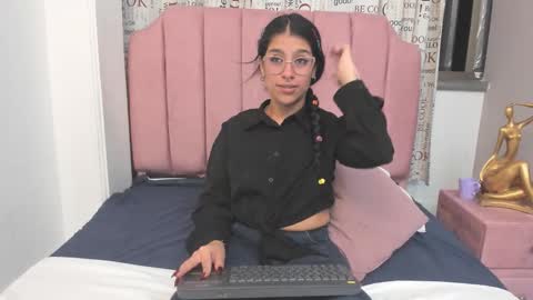 Snapshot of claire_aristizabal chatting on 11.22.25 claire aristizabal online show from 11.22.25