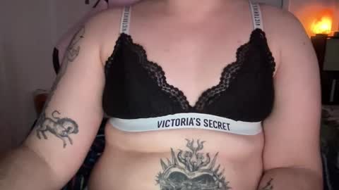 Snapshot of clatine7 chatting on 12.16.25 bunny online show from 12.16.25