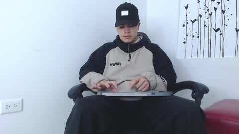 Snapshot of clay_black chatting on 03.04.25 online show from 03.04.25