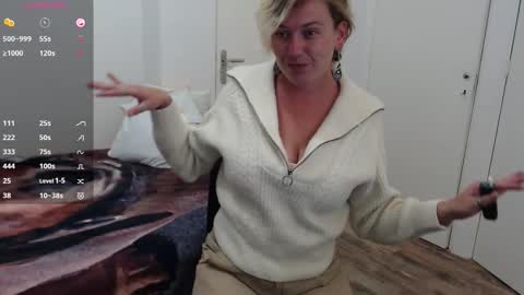 Snapshot of clittytastic chatting on 09.12.25 Syl online show from 09.12.25