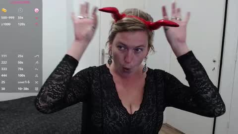 Snapshot of clittytastic chatting on 10.03.25 Syl online show from 10.03.25