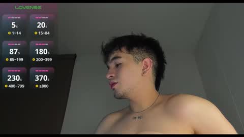 Snapshot of cmzo_ chatting on 11.26.25 Johan online show from 11.26.25