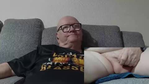 Snapshot of cockneymack51 chatting on 02.19.26 Charlie. online show from 02.19.26