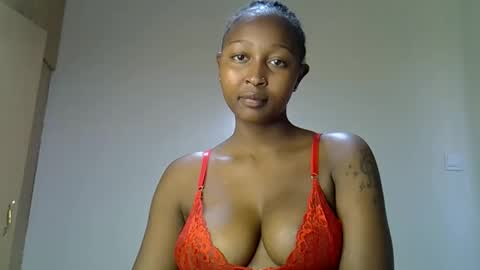 Snapshot of coco_babyy chatting on 11.21.25 bella online show from 11.21.25