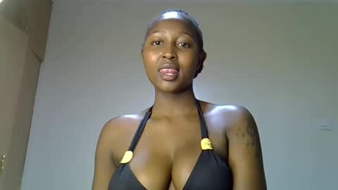 Snapshot of coco_babyy chatting on 11.23.25 bella online show from 11.23.25