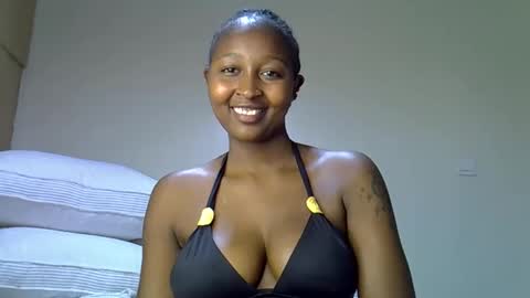 Snapshot of coco_babyy chatting on 11.25.25 bella online show from 11.25.25