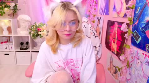 Snapshot of coconut_mia chatting on 01.25.25 Mia online show from 01.25.25