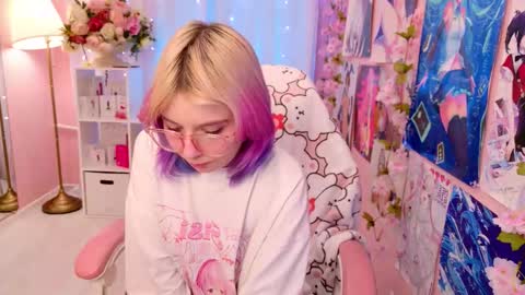 Snapshot of coconut_mia chatting on 11.21.25 Mia online show from 11.21.25