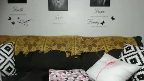 Snapshot of cocoscreamy chatting on 11.26.25 CocosCreamy online show from 11.26.25