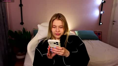 Collen Mon Tue Wed Thu Fri GMT 3 0300am - 0900am  online show from 04.12.26