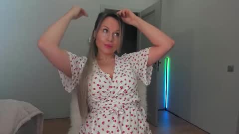 Snapshot of cometoseeme_ chatting on 10.19.25 Alice online show from 10.19.25