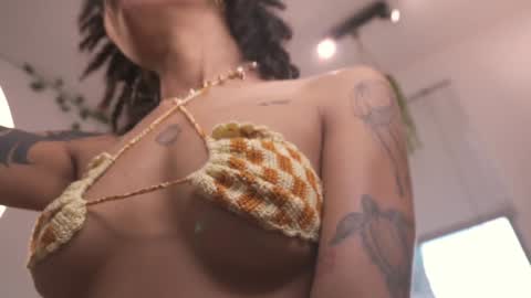 Snapshot of cooper_reds chatting on 10.12.25 ROSELL 3 online show from 10.12.25