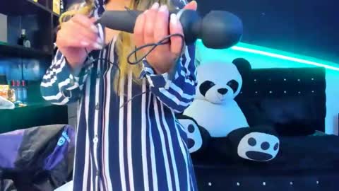 Coral  online show from 02.21.25