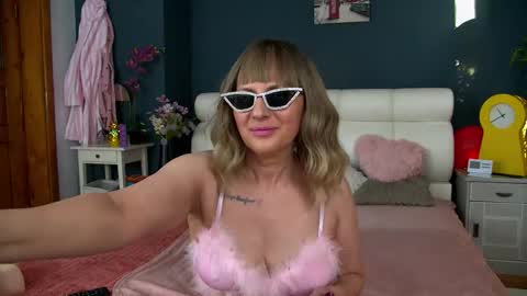 Snapshot of cougarmilf_ chatting on 02.26.26 cougarmilf_ online show from 02.26.26