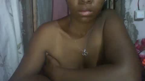 Snapshot of couleur_vanille chatting on 11.19.25 couleur_vanille online show from 11.19.25